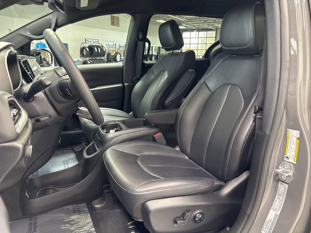 2025 Chrysler Pacifica Select